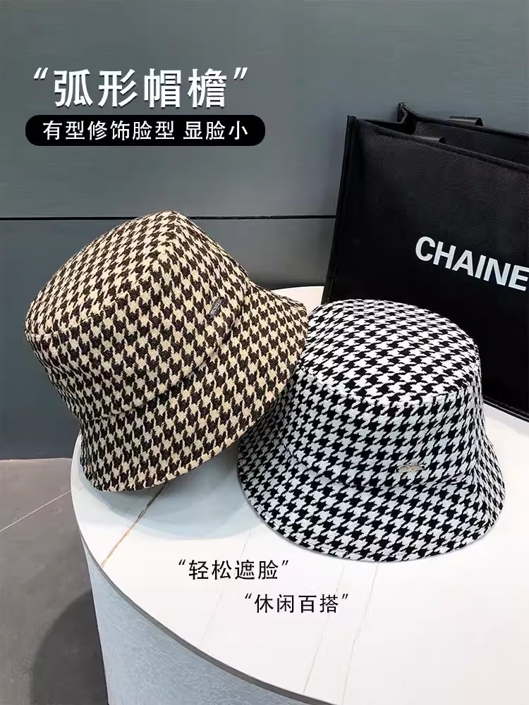 The thousand-bird checkered hat is a fashionable and retro spring and autumn style for women. It's a fisherman's hat that covers the face without makeup and exudes a sense of sophistication. It's a small basin hat that shows off the face Specification image