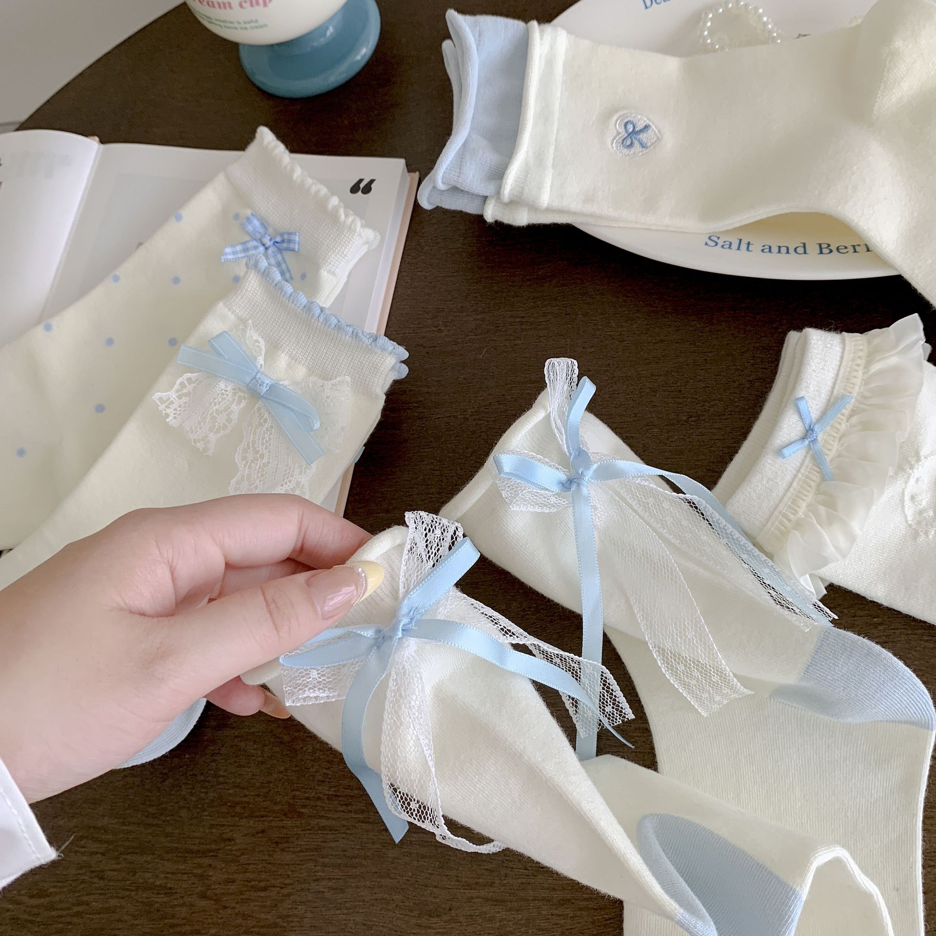 One-piece delivery service for Korean-style bow socks, MiU-style white and blue pile socks for women, new spring and autumn embroidered lace mid-calf socks pic 24