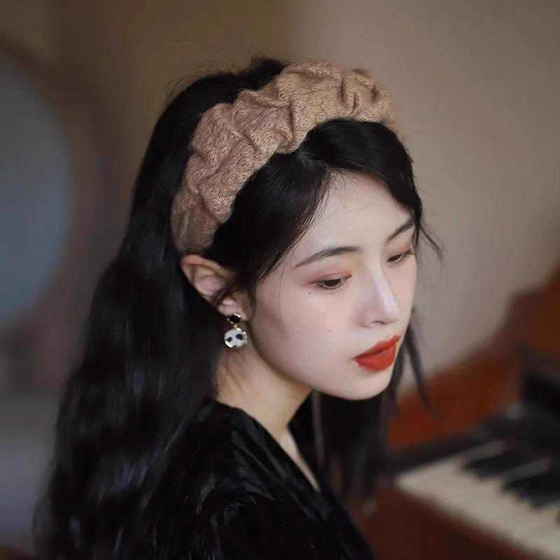 The new 2024 autumn/winter collection features a Klein blue woolen headband, a gentle and retro wide-brimmed hairpin, and a women's pleated knit Application Scenario