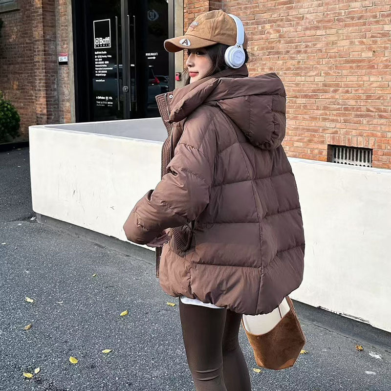 A mid-length hooded down jacket for women in winter 2025, with a fashionable design sense. It's a white duck down jacket with round buttons for petite women Application Scenario