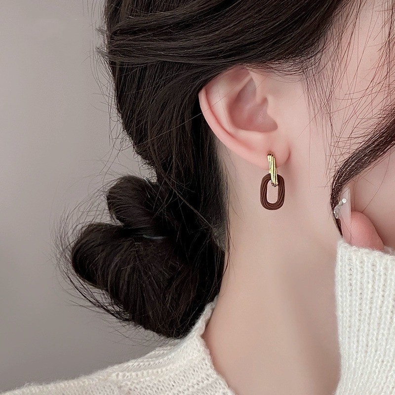 High-end retro hollowed-out square earrings, women's light luxury earrings, autumn and winter fashionable and versatile ear needle accessories wholesale Specification image