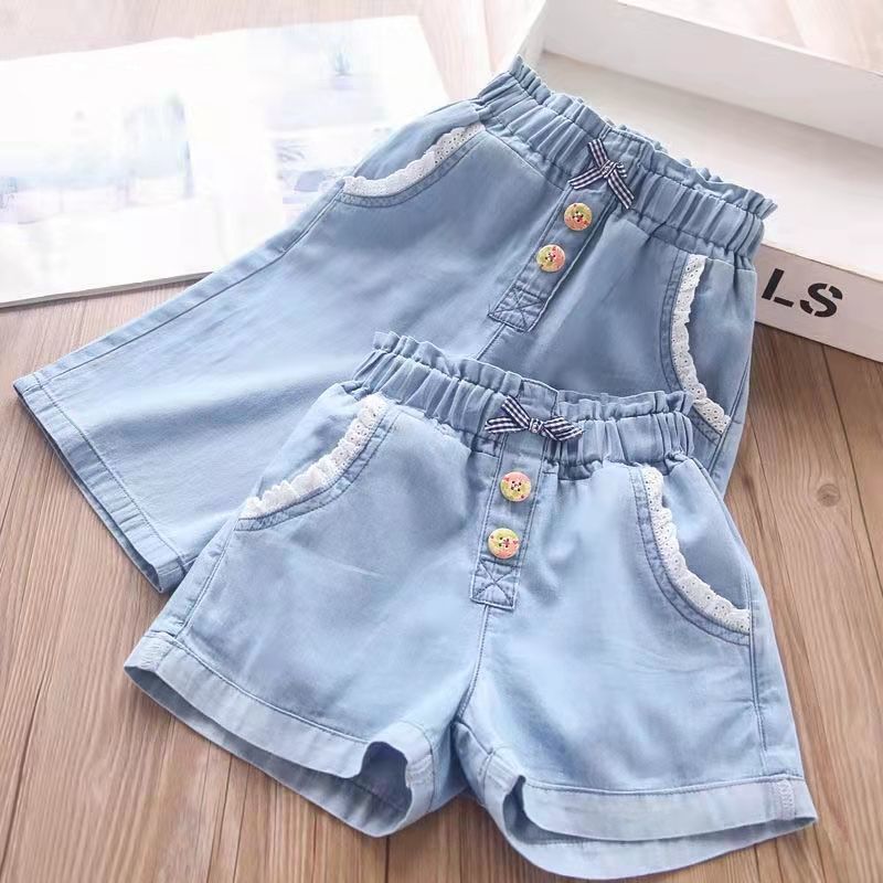 Among the children, the older girls' denim shorts are worn over the thin summer five-to-seven-inch summer pants Application Scenario