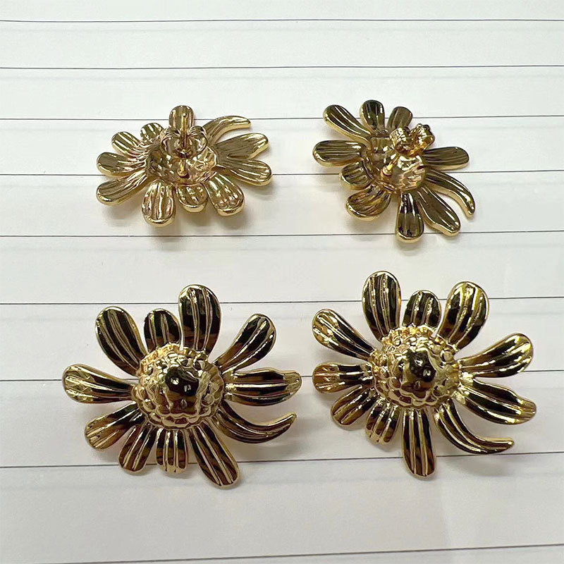 Cross-border stainless steel small Daisy flower earrings, exaggerated and niche design, high-end feel, golden flower ear buckles and earrings