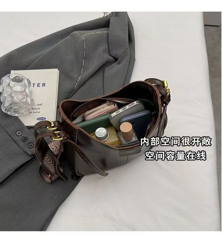 包包女士新款潮感时尚斜挎包复古今年流行宽带单肩水桶包一件批发详情6