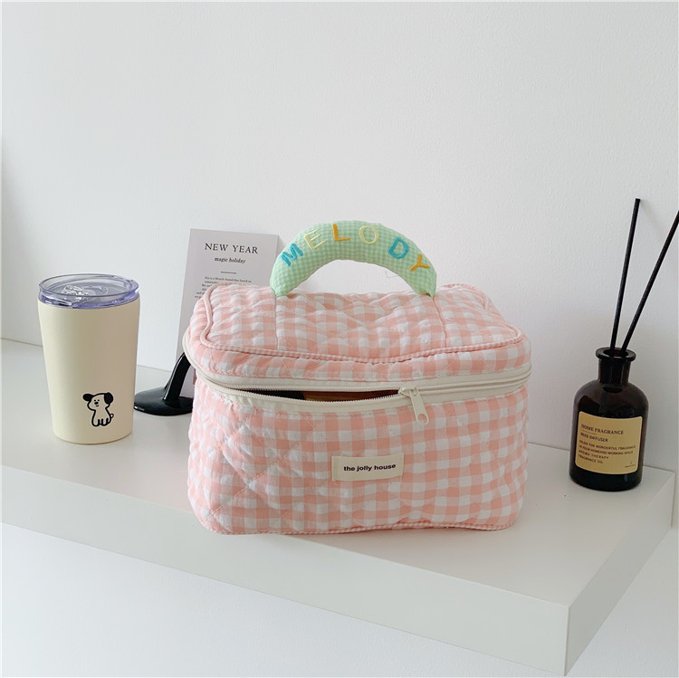 Korean Version Of Ins Lattice Makeup Bag High Appearance Level Large Capacity Portable Cosmetics Storage Bag Toiletry Bag Senior Sense Female Application Scenario