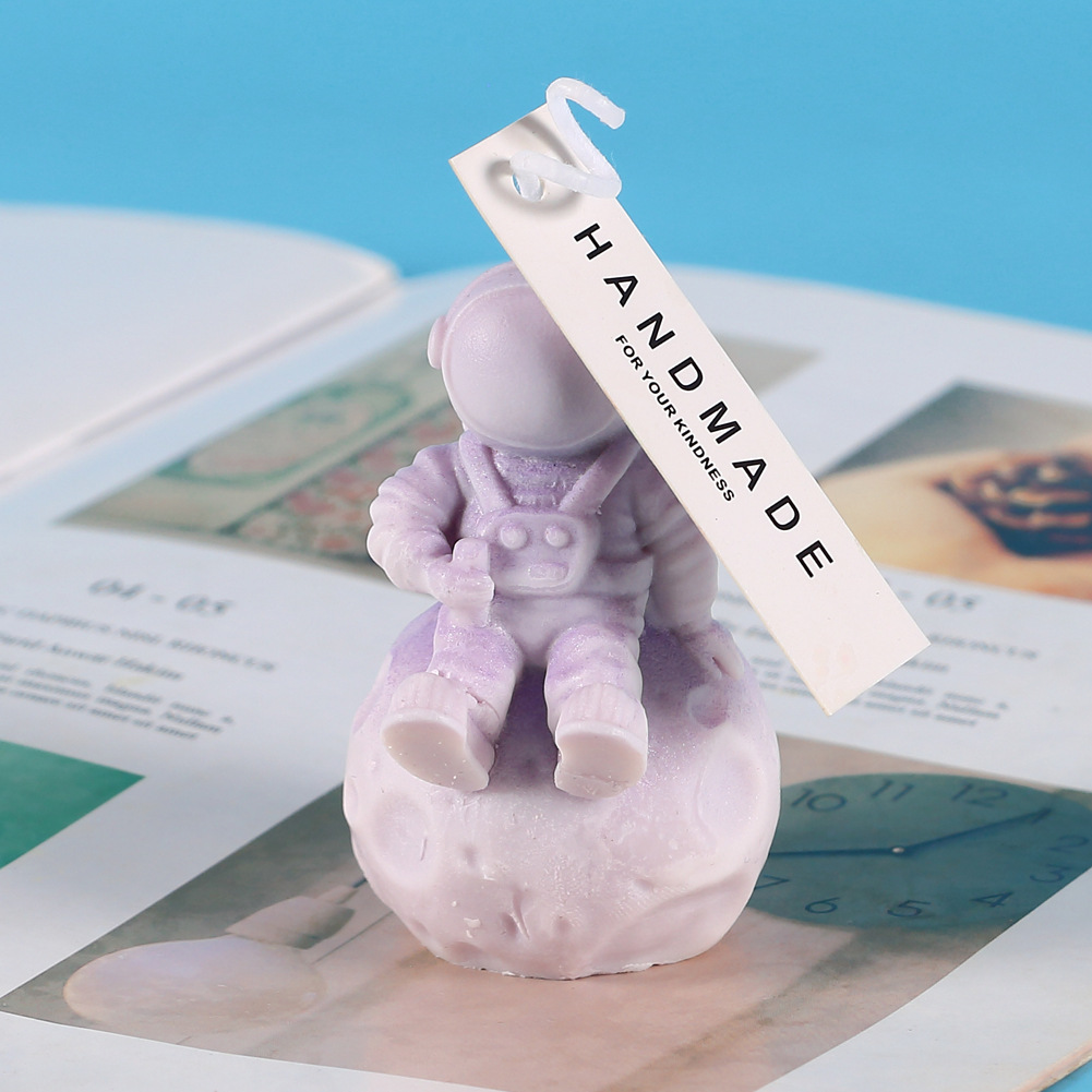 diy astronaut scented candle silicone mold, moon astronaut desktop stand decoration figurine epoxy resin mold Application Scenario