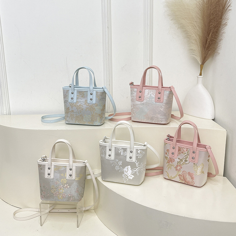 国潮时尚斜挎包女气质百搭新中式单肩包设计感小众斜挎包bags产品图