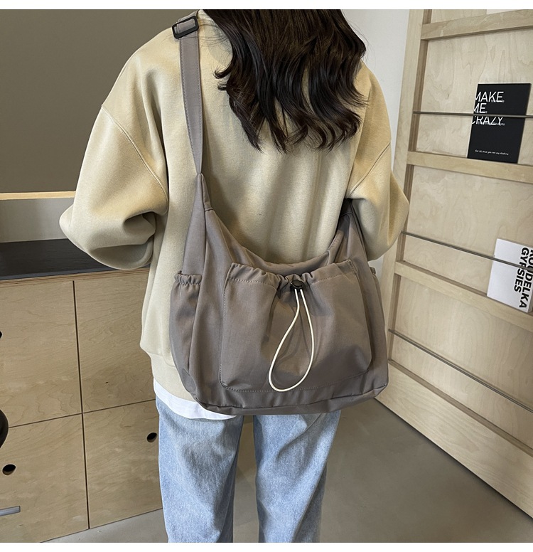 韩版时尚尼龙斜挎包2024新款休闲百搭褶皱单肩包大容量纯色帆布包详情7