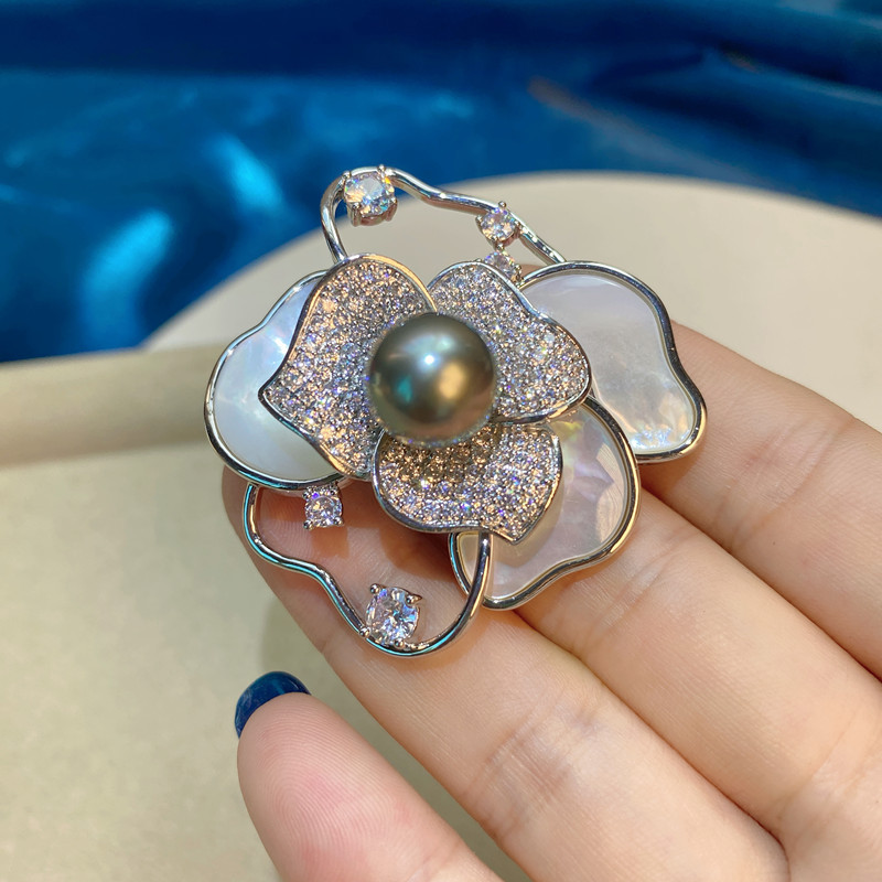 Japanese and Korean thick gold-plated fashion, creative and trendy camellia brooch, elegant and stylish clothing accessory for women, ladies' brooch