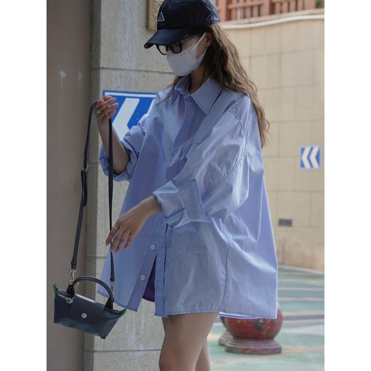 The new summer Japanese-style casual shirt with a large silhouette and blue and white checkered pattern from Louvre is skin-friendly and comfortable for women details Picture