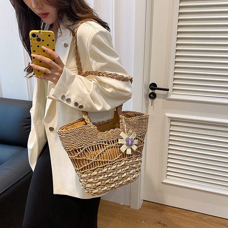 National trend woven straw bag for women, large capacity 2025 new summer seaside travel, summer beach bag, single-shoulder tote bag Application Scenario