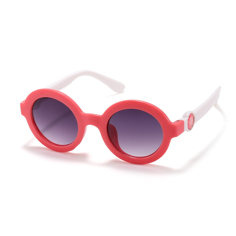 2024 New stylish children's glasses, UV-protective sunglasses, unisfemale sunshade and sun protection sunglasses XT6135 Application Scenario