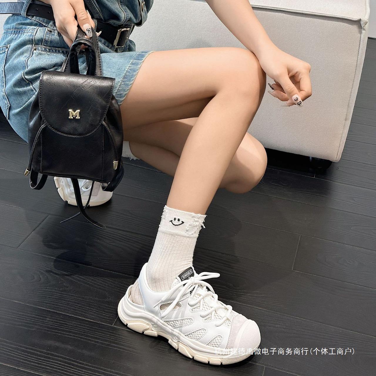 女式凉鞋实物图