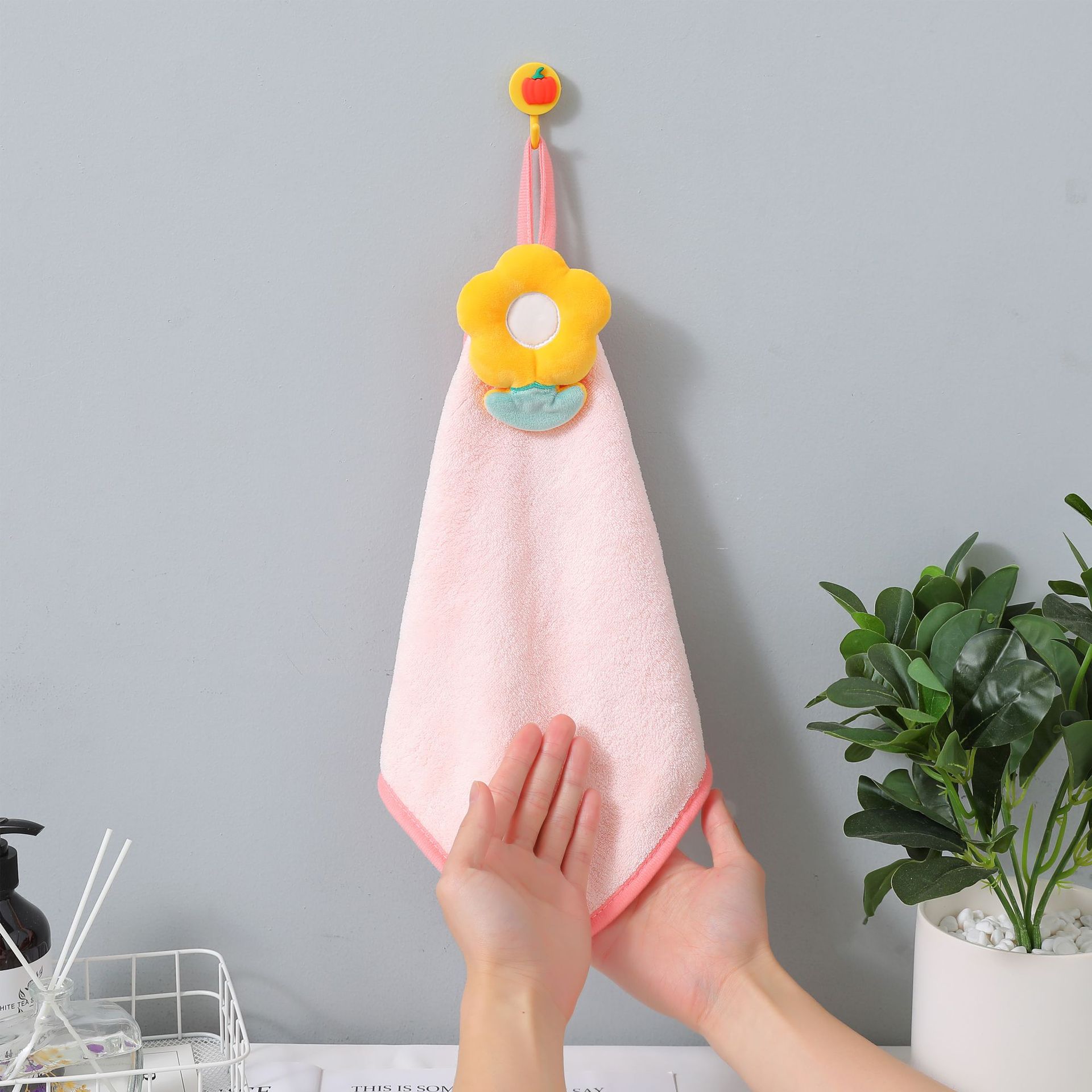 Cartoon Flower Hanging Hand Towel Coral Velvet Absorbent Towel Household Bathroom Hand Towel Cartoon Hanging Towel Towel Application Scenario
