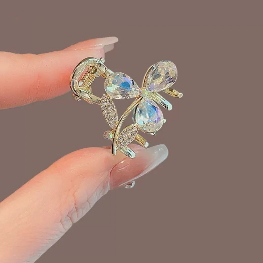 A variety of small, exquisite and elegant hair grips with crystal imitation and bangs from Japan and South Korea. These are practical daily hair accessories Application Scenario