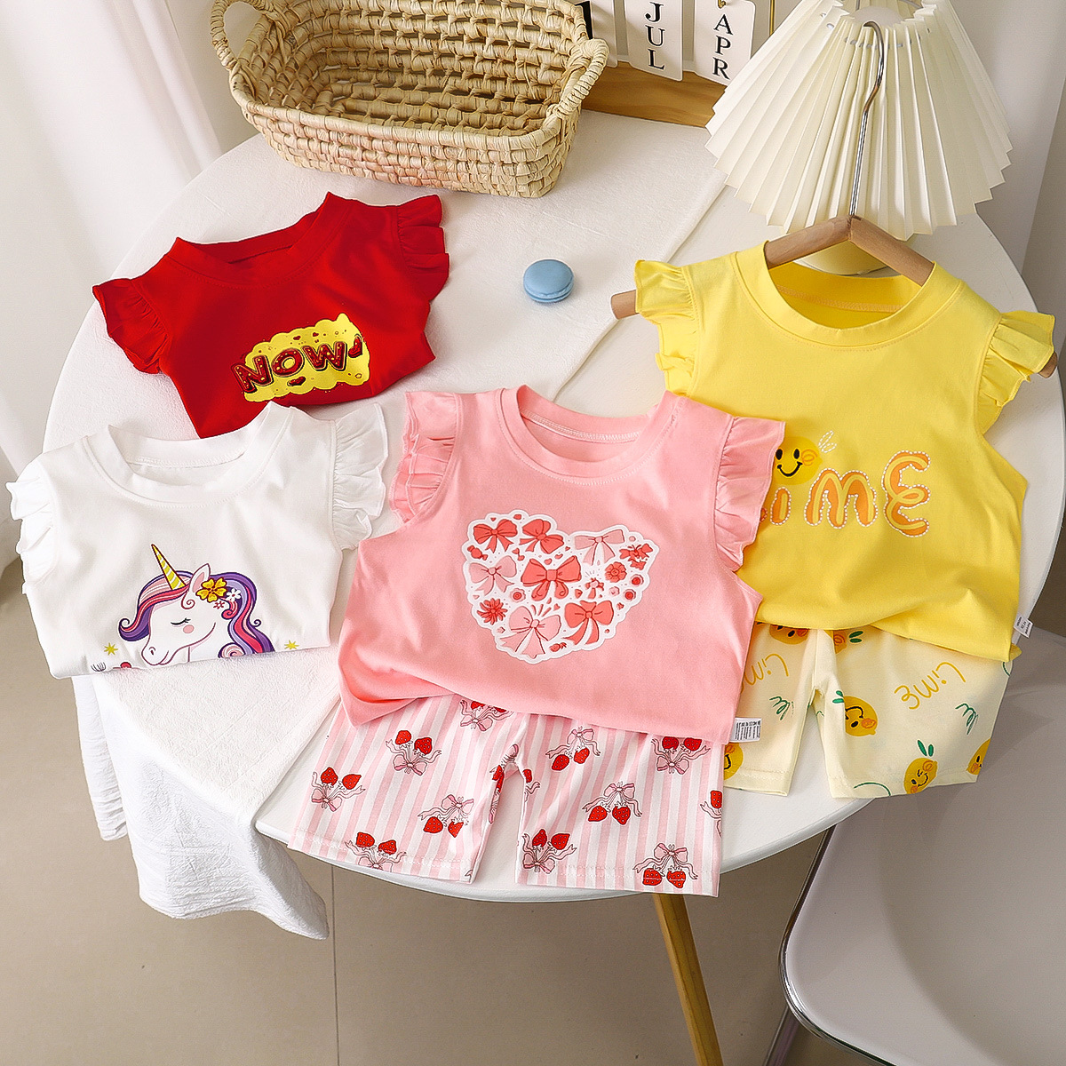 A new summer short-sleeved and short-shorts set for girls, a fashionable two-piece Korean-style light top for girls