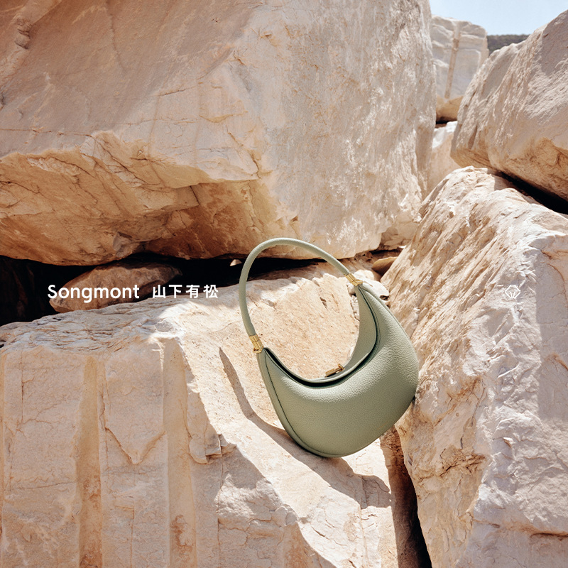Songmont Medium Crescent Bag Loose Moon series Designer Crescent Bag Commuter Shoulder Underarm bag Application Scenario