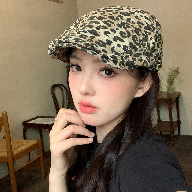 The retro leopard-print forward hat for women in spring and summer shows off their unique looks. The cute and spicy duck-tongued beret is a trendy and cool subculture hat