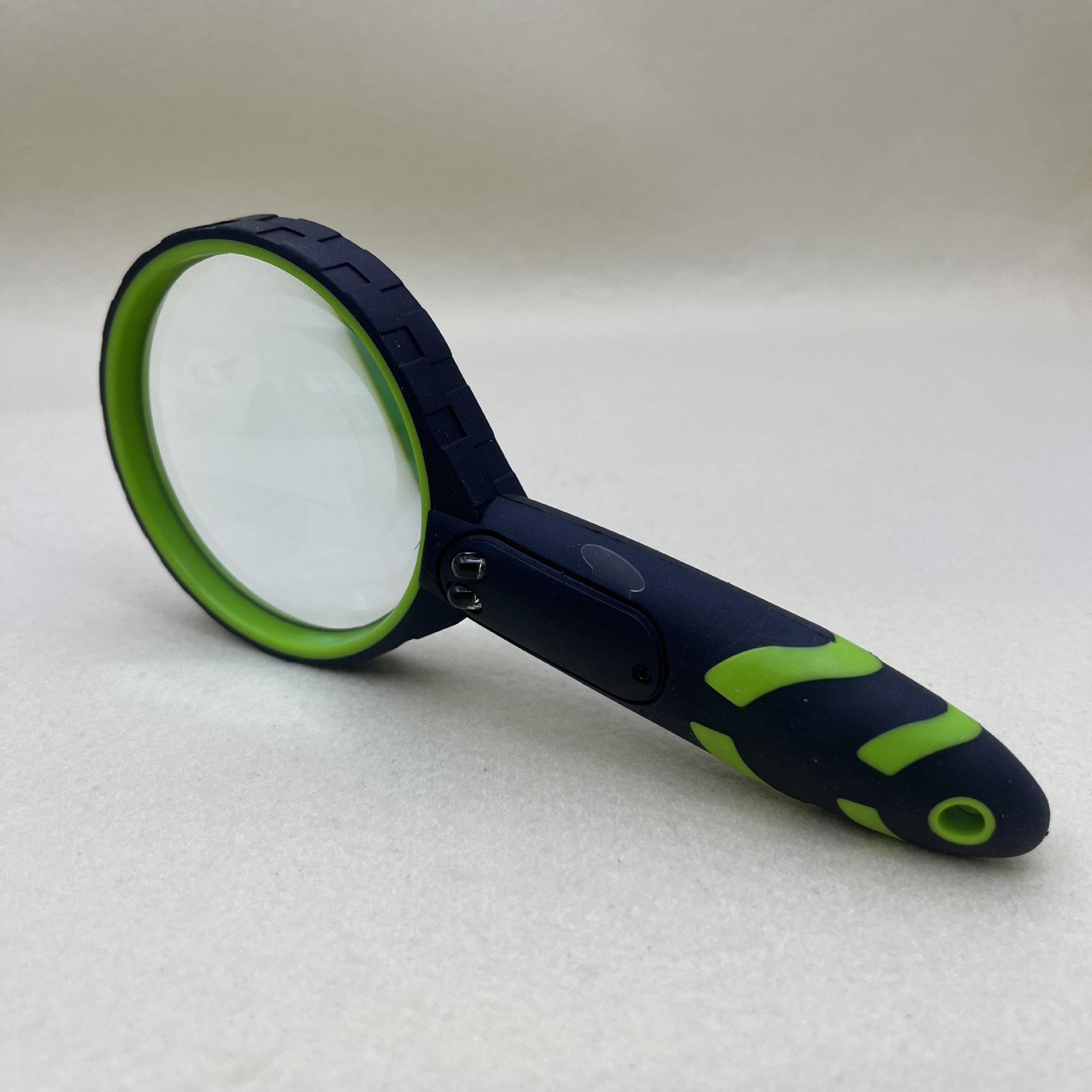 New handheld 10x magnifying glass with LED light rubber handle for elderly reading gift magnifying glass Specification image