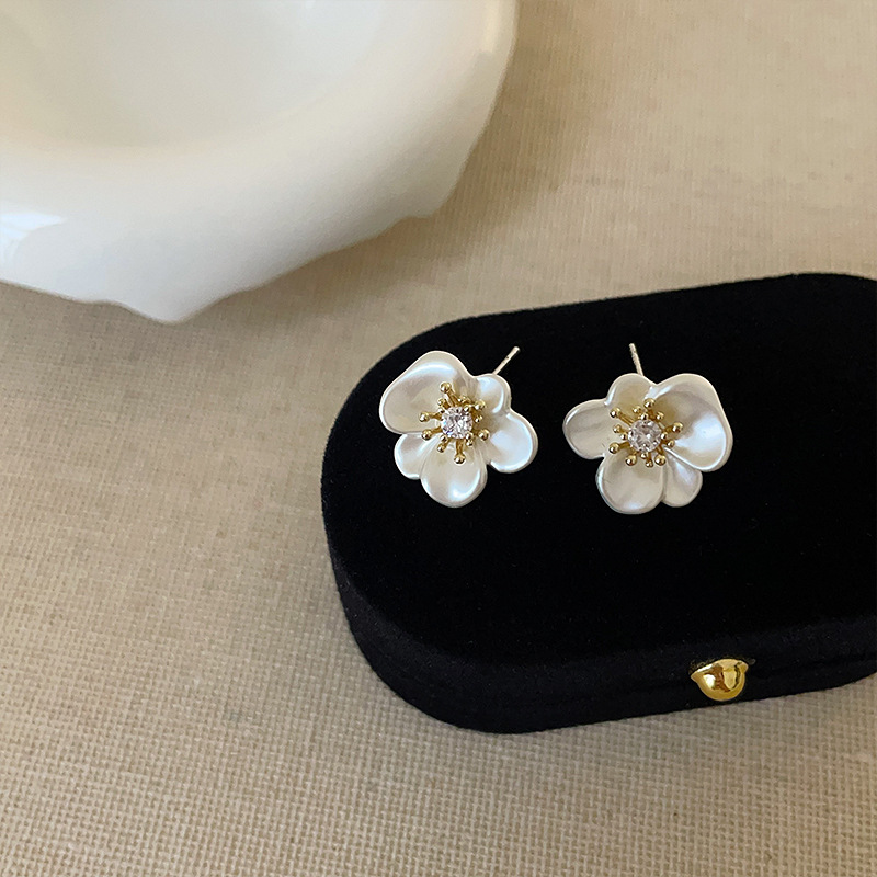 وقطرات الزبدة البيضاء العالية، مثل الأقراط والأقراط الجميلة Item Picture