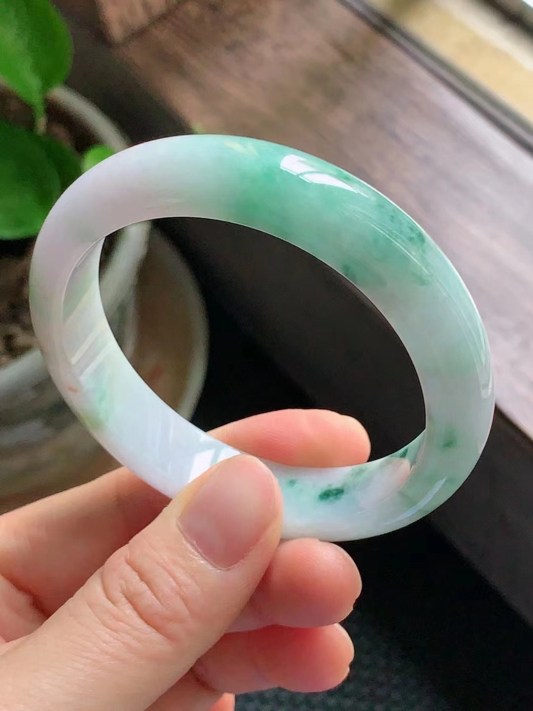 Natural jade bracelet A genuine product with certificate, natural light photo jade bracelet, natural jade jewelry