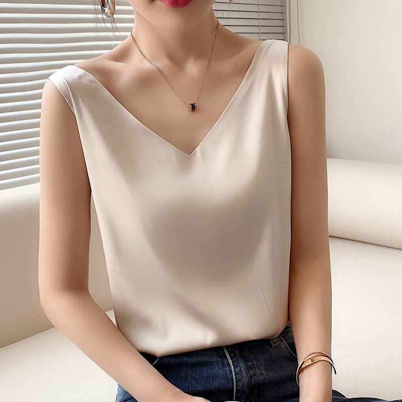 A female summer V-neck suit with a halter top, wearing a silk top inside and outside, white base with satin mulberry silk halter