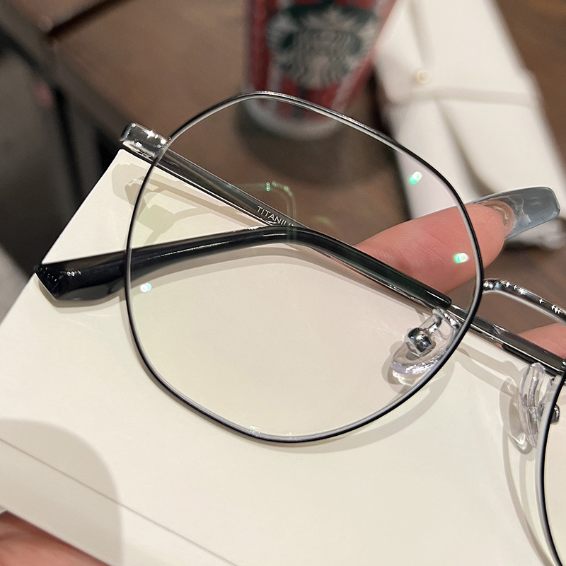 Polygonal pure titanium myopia glasses for women can be paired with ultra-light frames and frames. It's a perfect tool for men to have a smooth and natural look with a large face details Picture