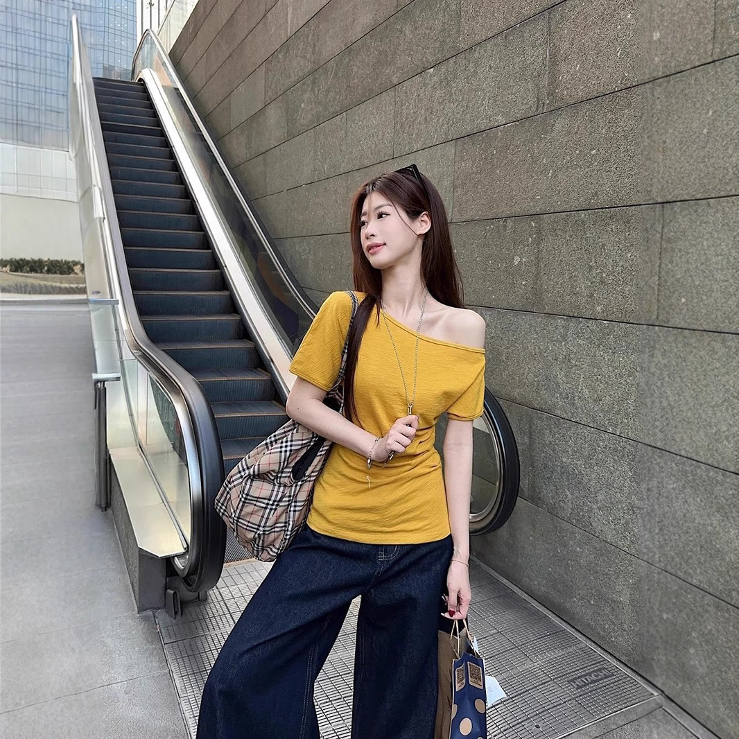 Korean casual design sense, niche and unique off-the-shoulder short-sleeved T-shirt for women, a chic summer waist-cinching and figure-hugging off-the-shoulder top