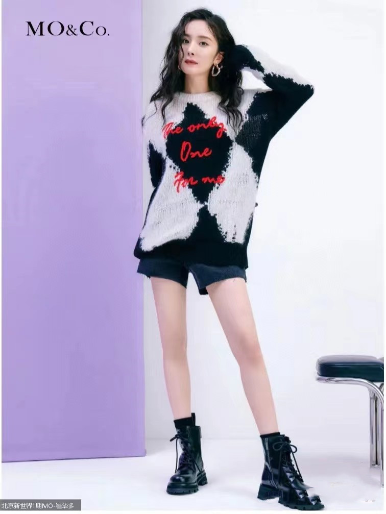 The 2022 autumn collection features a laid-back and high-end look. It's the same diamond-patterned color-blocking sweater as Yang Mi's. It's a loose mid-length knitted sweater for women Specification image
