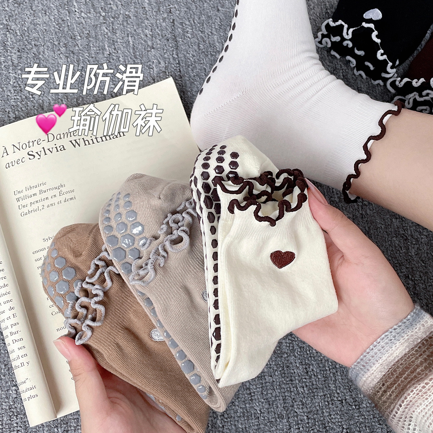 Sock stall one-piece consignment, love yoga socks, women's anti-slip socks, mid-calf Pilates for autumn and winter, fitness, professional sports lace floor socks wholesale one-piece consignment details Picture