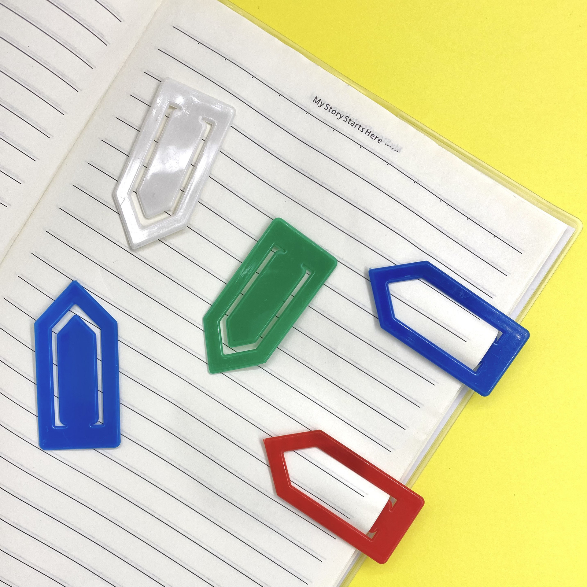 Solid color, transparent color, all-plastic paper clips, irregular-shaped arrow, boat-shaped paper clips, office supplies, bookmarks, folders