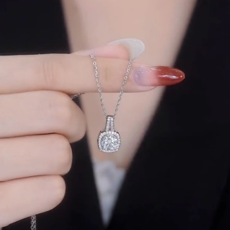 Small Square Sugar Necklace For Women 2024 New Simple Sweet Cool Wind Super Flash Pendant Ins Advanced Sense Clavicle Chain details Picture