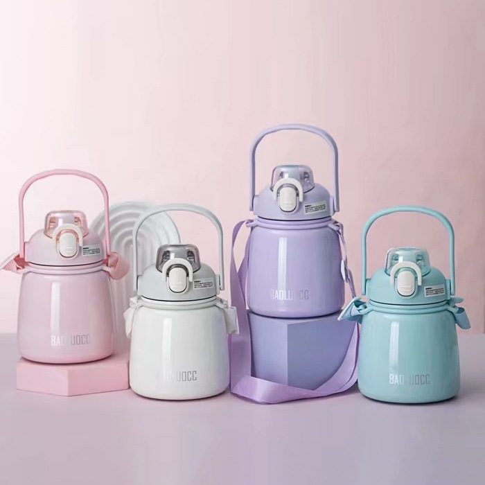 This is a popular Instagram-style insulated cup with a shoulder strap and a handle. It has a high appearance level and can be carried diagonally. It is a simple large-bellied cup and a portable straw cup