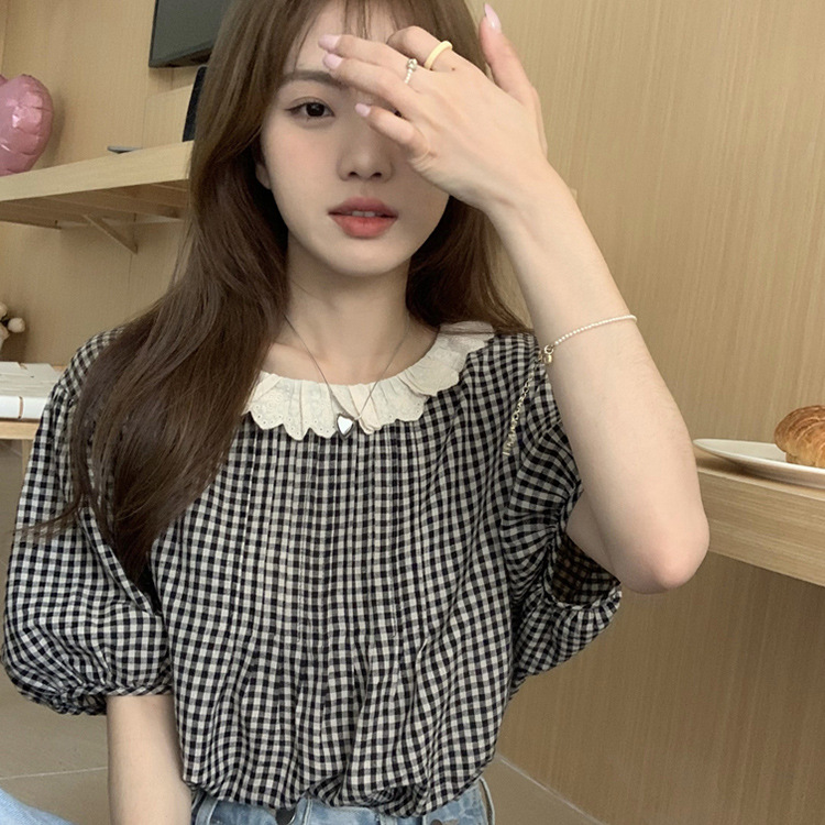 Real photos of the 2022 summer new Korean style retro loose design lace round-neck checkered short-sleeved shirt women's clothing details Picture