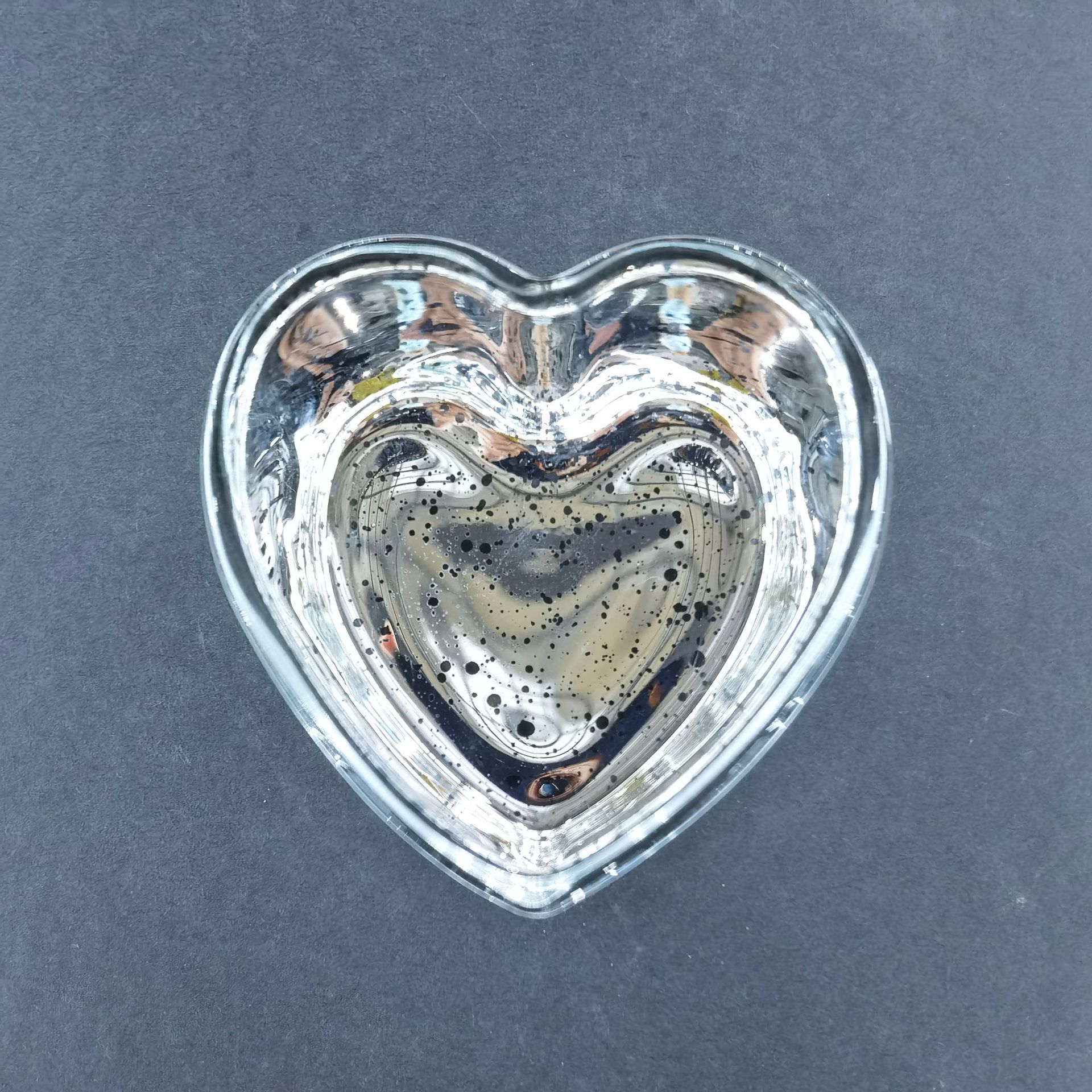 Creative Heart Candlestick Electroplated Broken Silver Heart Candlestick Peach-Heart Jar Ashtray Table Decoration Aromatherapy Candlestick Application Scenario