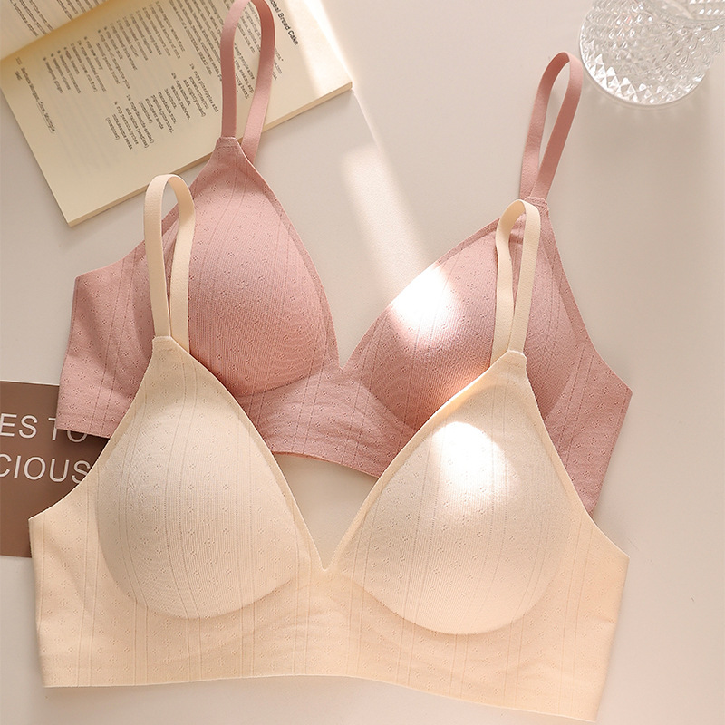 The girl conceived the Souffle breathable triangular cup bra OB113, which is comfortable and anti-sagging without a steel ring Specification image