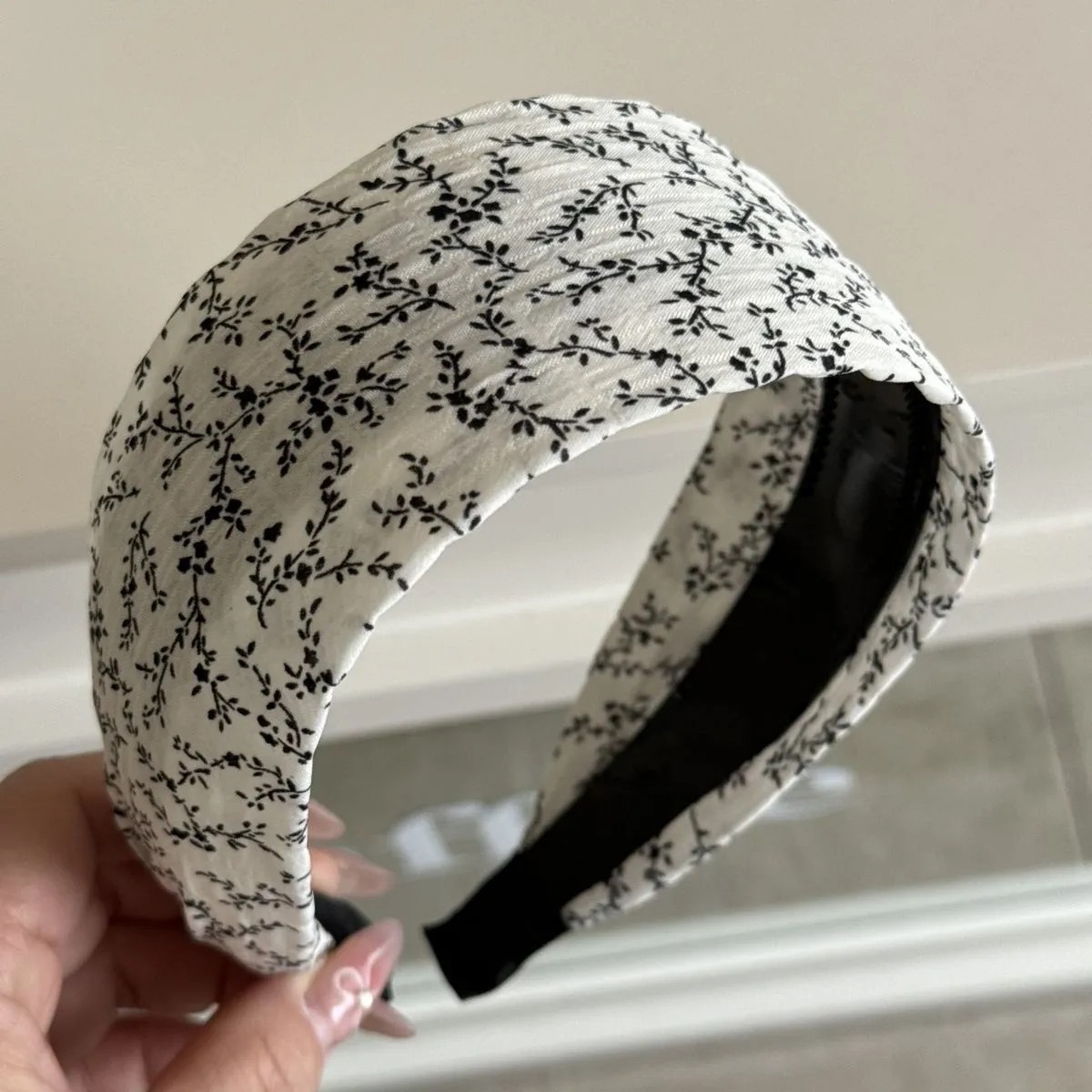 Wide-edge black and white polka dot toothed anti-slip hair band 2025 new style for pressing hair and washing face, high-end and fashionable headband for women pic 10