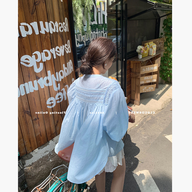 This 22S stylish French G-level top for women's summer features a unique and ethereal design. It's a retro cotton and linen sun-protective shirt that's trendy Application Scenario