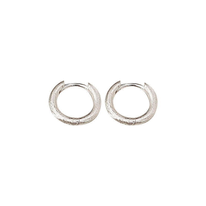 The brushed round ear buckles, the new 2024 earrings, feature a cold and niche design with a simple and versatile atmosphere Item Picture