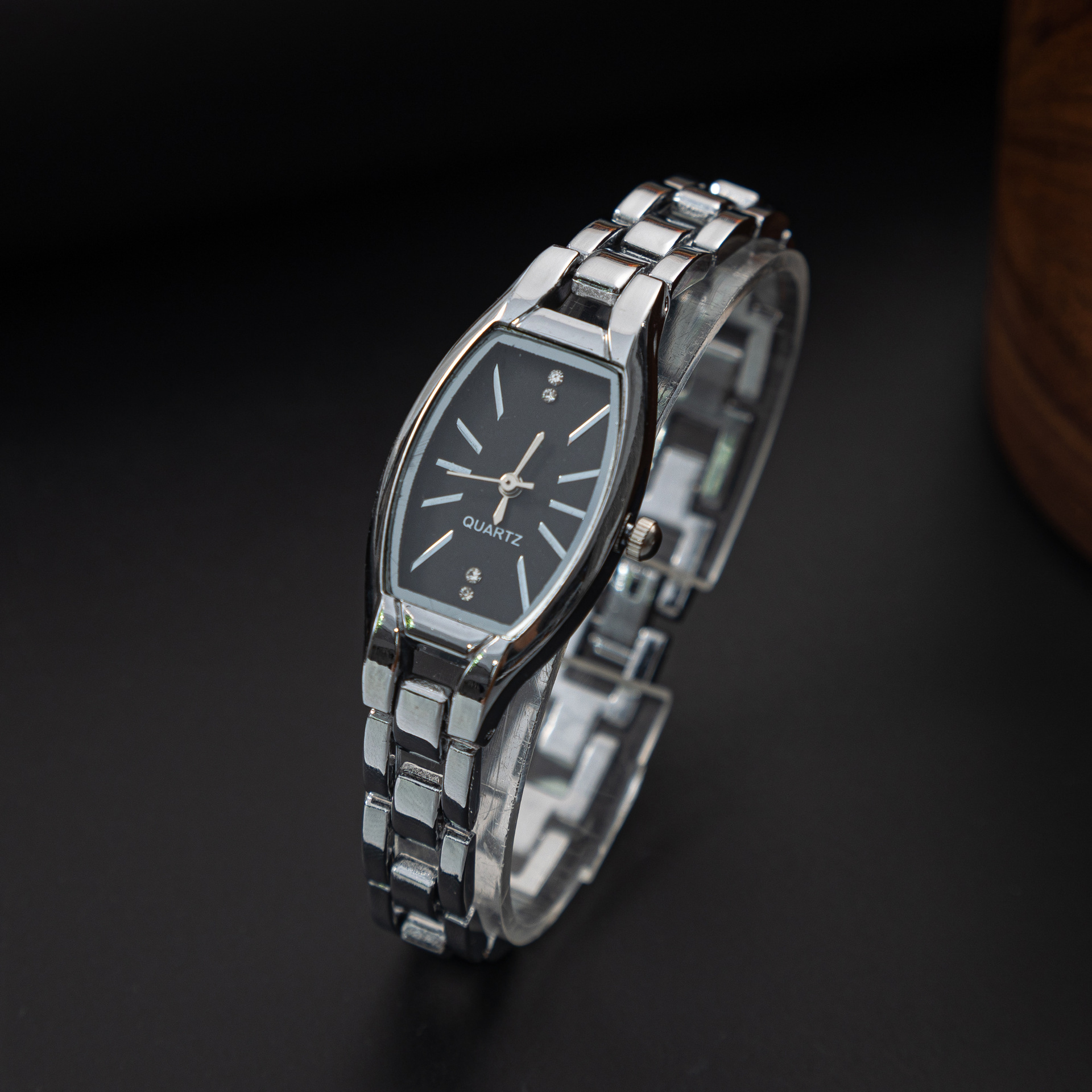 Cross-border brand personalized quartz watch in stock, simple and diamond-encrusted women's watch bracelet, one-piece delivery for ladies Application Scenario