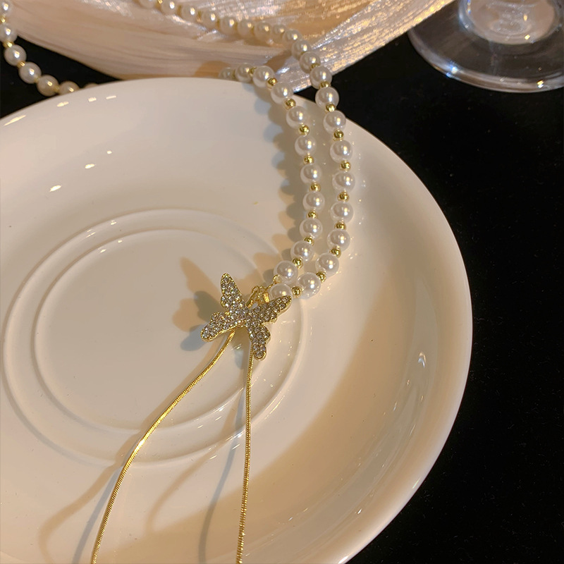 The trendy and individualistic pearl butterfly necklace on Instagram is a versatile and niche pendant with a cold and luxurious collarbone style Application Scenario