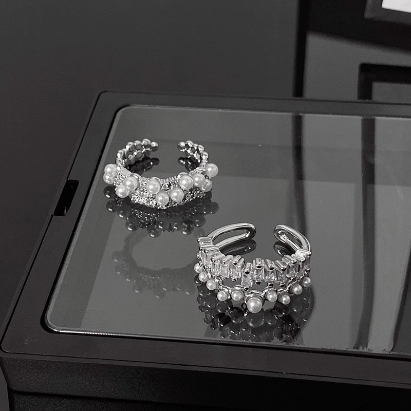 Kimoj's New Sky Mirror Ring Exudes A Light Luxury And High-End Feel. It Features A Zircon Niche Design That Is Fashionable On Instagram. It's A Pearl Layered Ring For Women Application Scenario