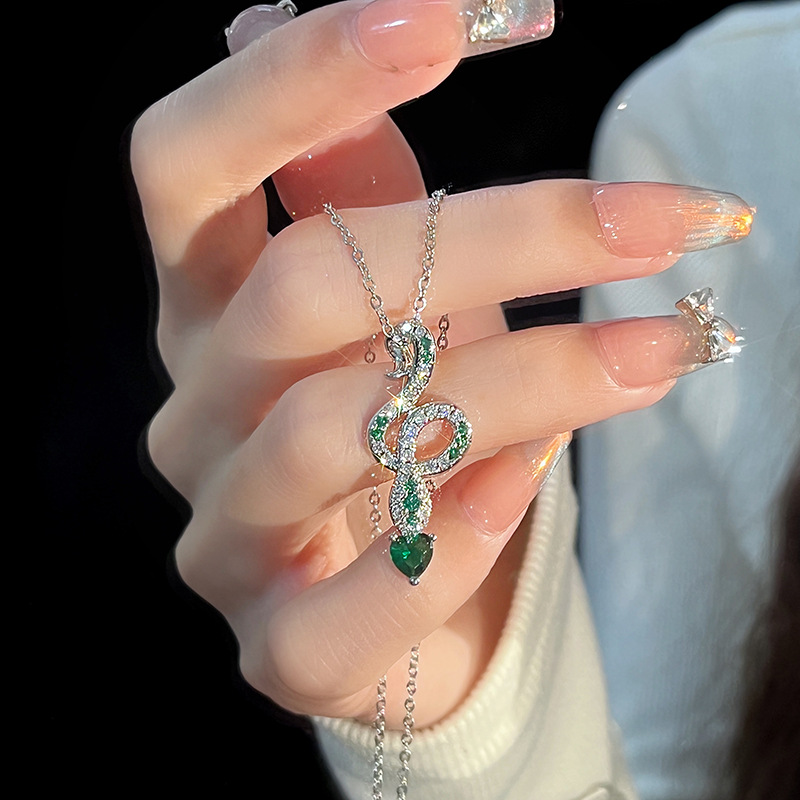 The original design of the national trend snake necklace is feminine and fashionable. The stainless steel collarbone chain of the 12 zodiac cute little snakes is in a wholesale trend details Picture