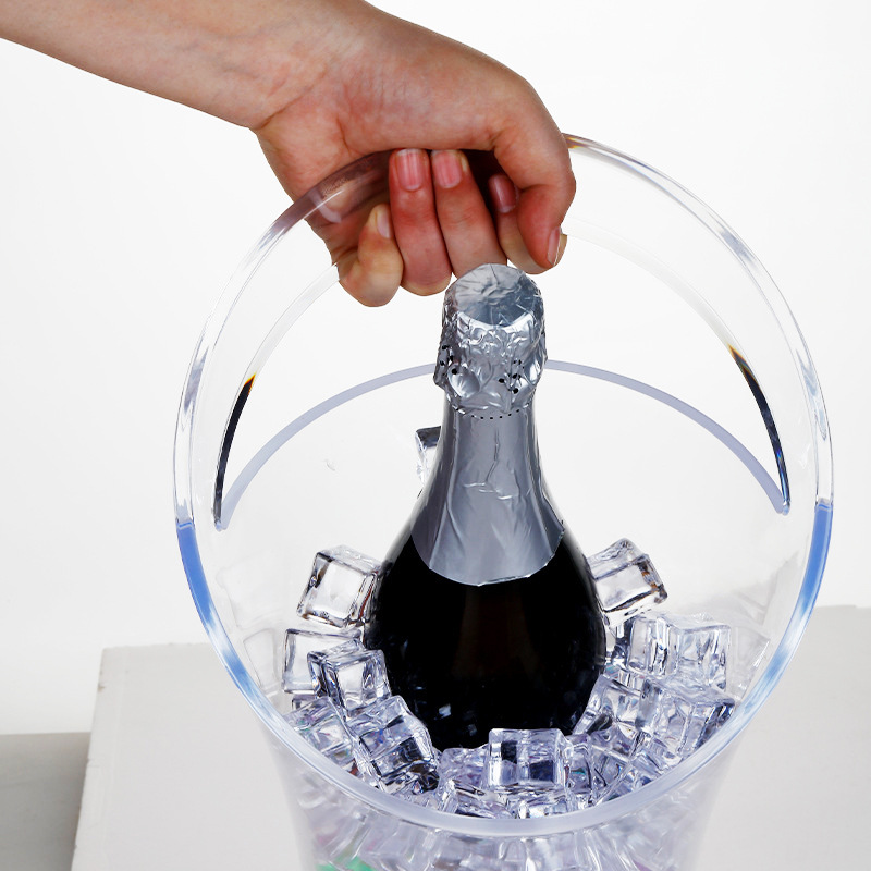 In-stock plastic single-handle champagne barrels, bar slanted plastic ice barrels, KTV anti-drop transparent beer barrels Application Scenario