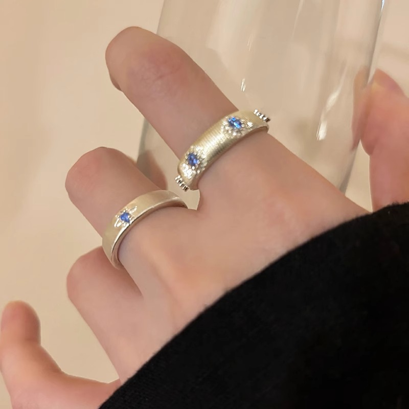 A sea blue cross brushed zircon ring, a niche design for women, is a couple's index finger ring with a simple and elegant style on Instagram