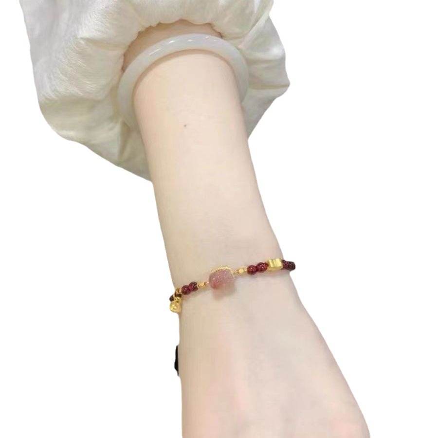 The new Chinese-style PI Xiu bracelet is fashionable, elegant, niche, simple and of high appearance level. It is an ins imitation strawberry crystal best friend bracelet and accessory Item Picture