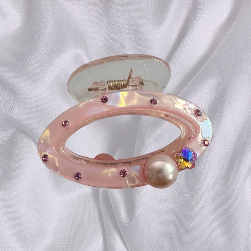 Yumi Accessories: Colorful medium-sized oval gripper, fresh and fashionable, back head updo shark gripper, back head hair gripper Application Scenario