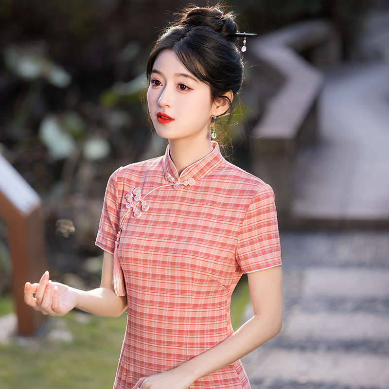 The new modified checkered cheongsam of National Trend 2025, a mid-length style for young girls, is elegant and slimming, suitable for daily commuting Specification image