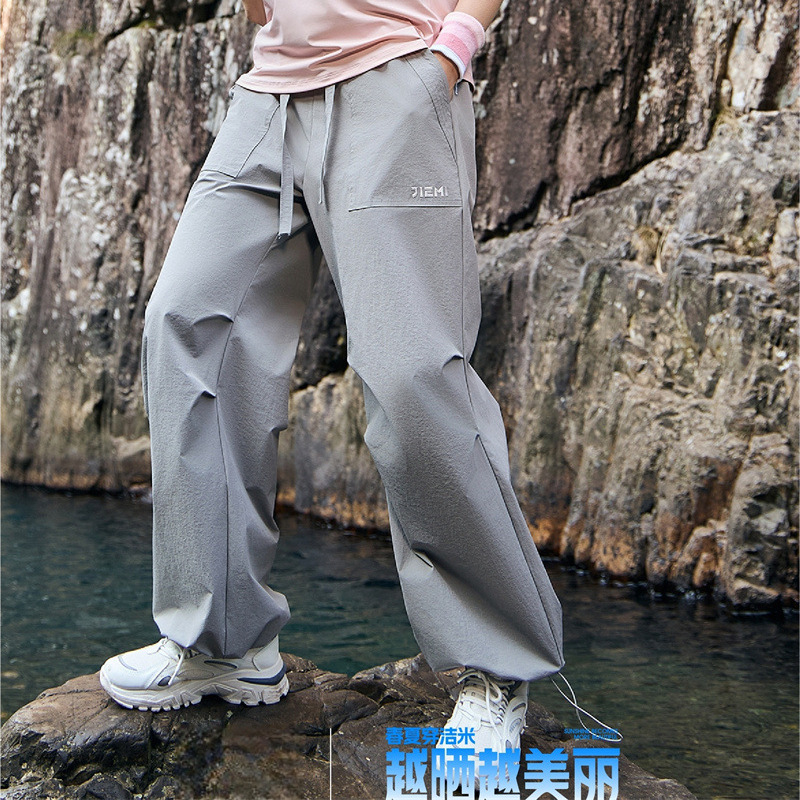 Outdoor workwear paratrooper pants for women, breathable and water-repellent, mountaineering and hiking casual wide-leg pants for women, breathable and quick-drying Application Scenario