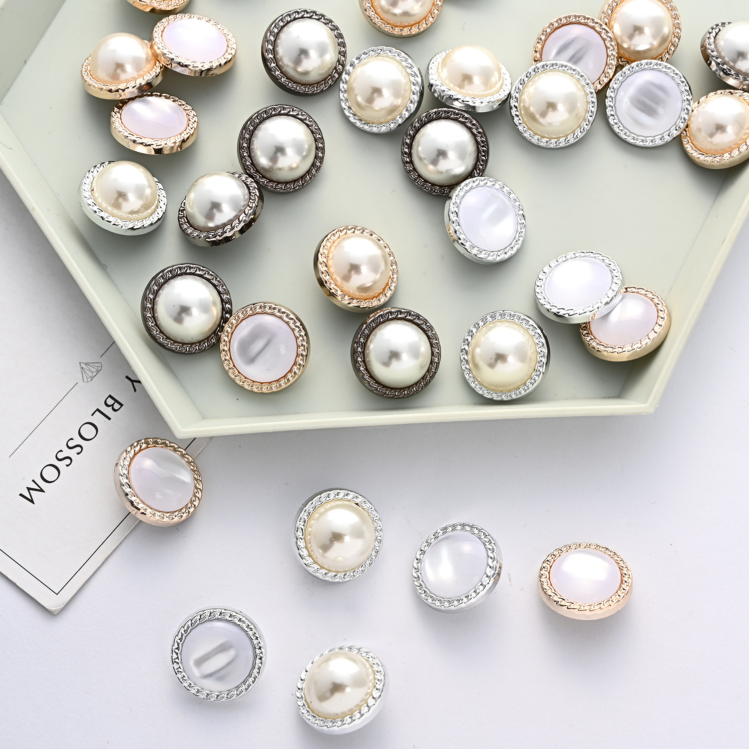 The new Korean-style round and simple clothing buttons are selling well. Metal-edge spiral pattern buttons are available for wholesale from the manufacturer